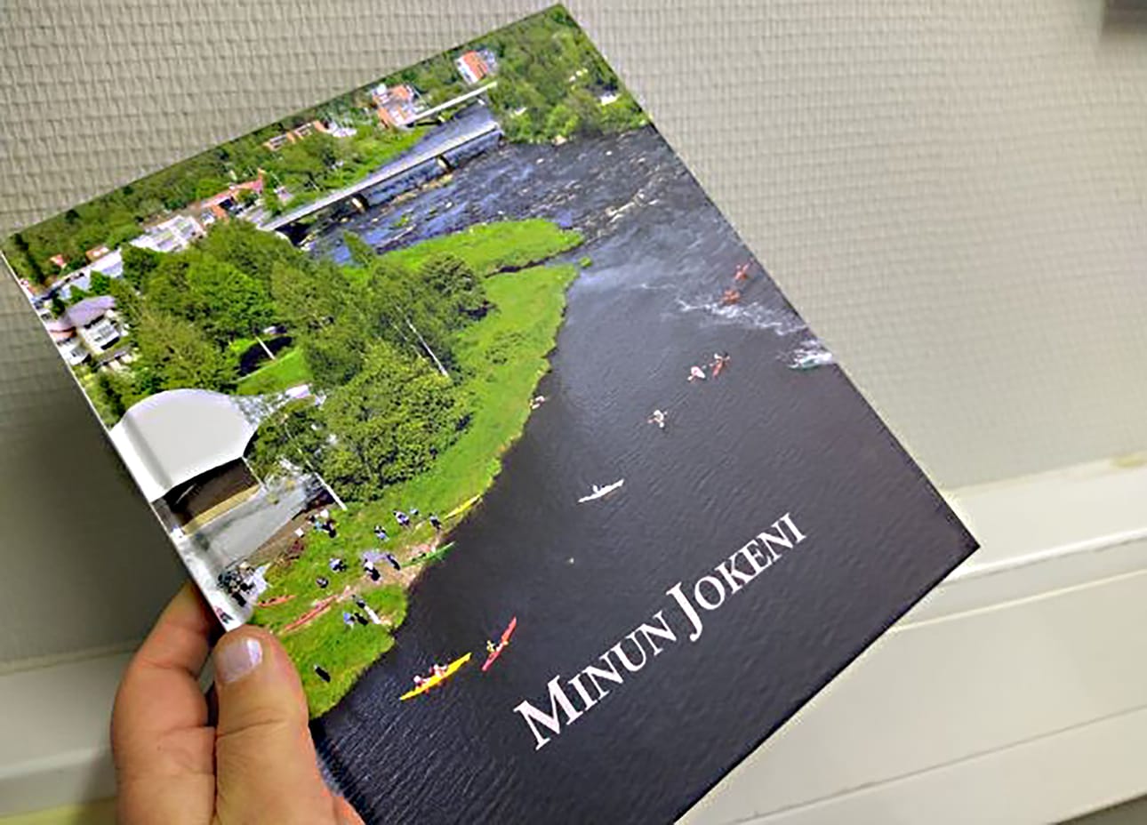 Minun jokeni -kirja on syntynyt entisten ja nykyisten oulaistelaiskirjoittajien muistoista. Entiajan elämän lisäksi kirjassa on juttuja siitä, miten joki eri paikkoineen näkyy nykyihmisten arjessa.