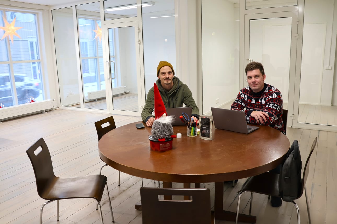 Projektivalvoja, kantakaupunkilainen Jaakko Heinola ja aluepäällikkö Daniel Kaivo-oja tekevät jo töitä uusissa tiloissa, vaikka sisustus on vielä alkutekijöissä. Taustalla näkyvät kokous- ja konttorihuone.