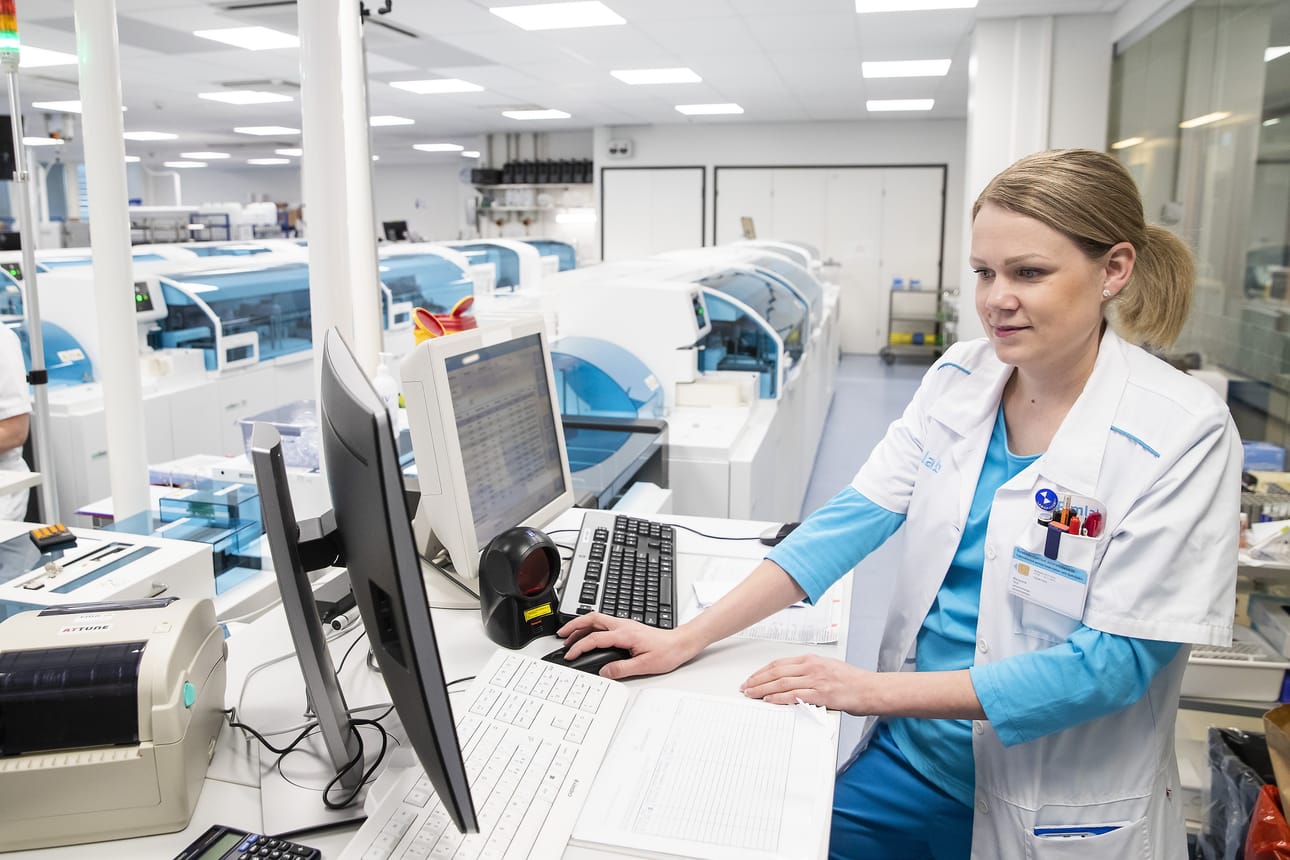 Laboratorio- ja vastuuhoitaja Tarja Mäntyranta käsittelee näytteitä Fimlabissa Tampereella. Fimlab kaavailee yhdistymistä kahden muun suomalaisen suuren laboratorion kanssa.