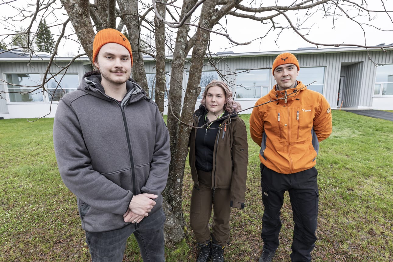 Metsä Groupin Kuusamon toimipiste siirtyi Kitkantieltä kesällä Torangintaival 4:ssä sijaitsevaan Business Kuusamon tiloihin. Toimipisteessä työskentelevät metsäasiantuntijat Kalle Helenius (vas.), Petra Turunen ja Väinö Huttu.