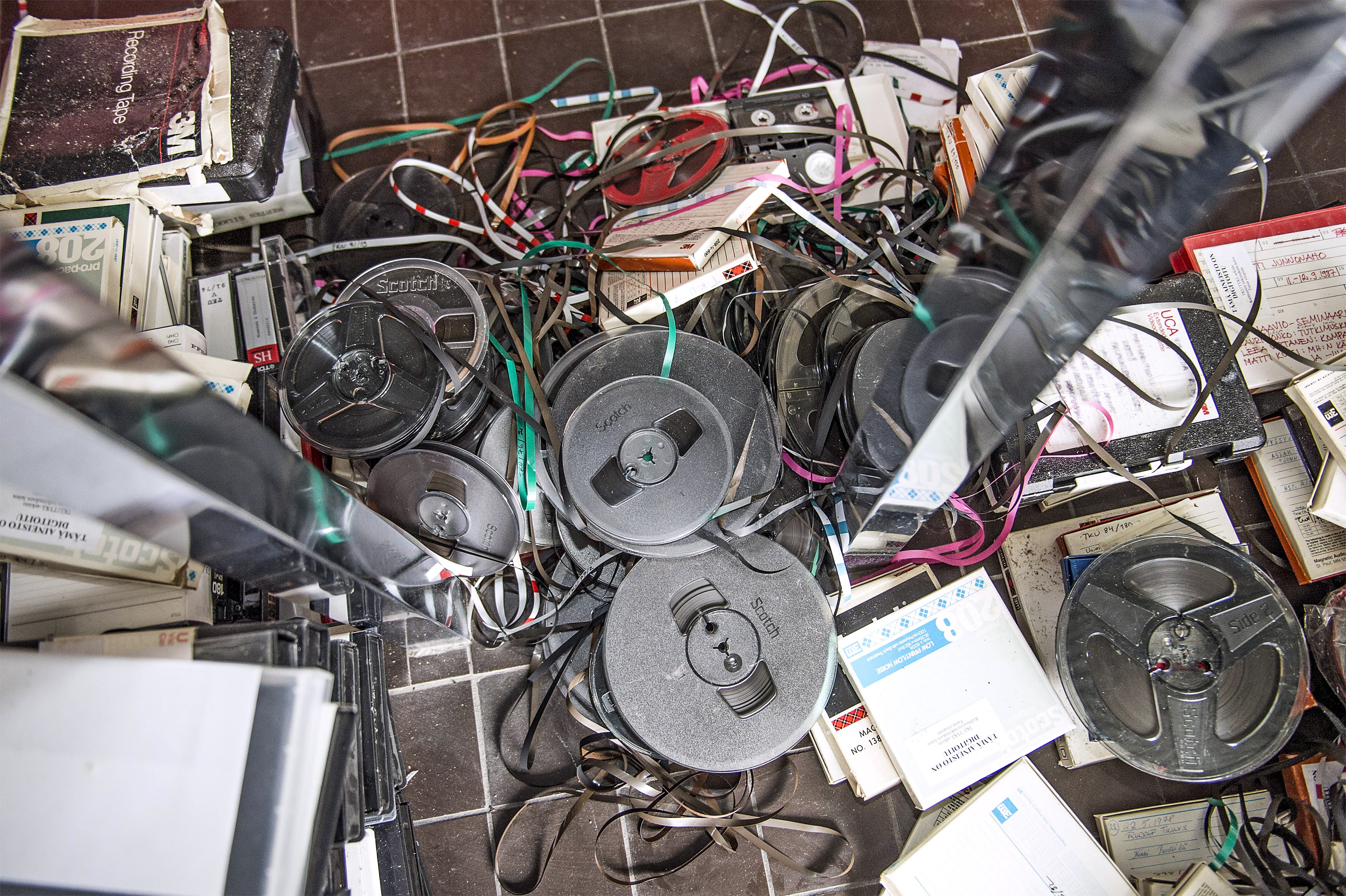 Roskalavalle sateen armoille joutui runsaasti ääni- ja kuvanauhoja.