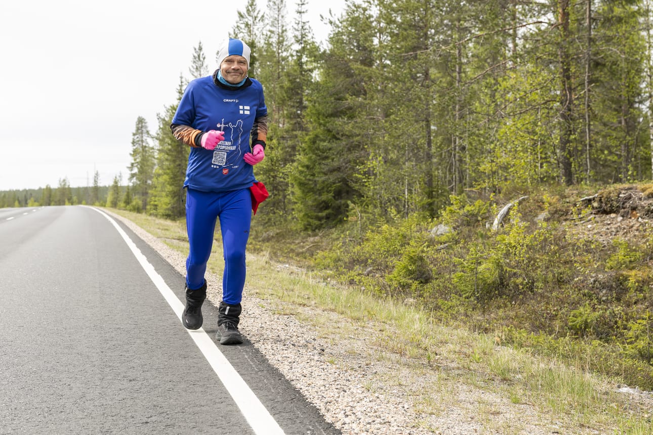 Hyväntekeväisyysjuoksija Heikki Tanskanen etenemässä Kuusamossa keskiviikkona.