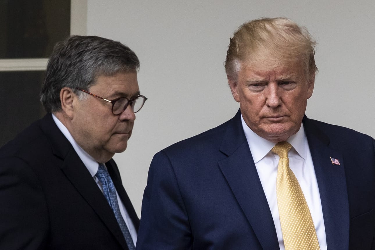Oikeusministeri William Barr (vas.) ilmoitti torstaina, että Yhdysvaltain liittovaltio jatkaa kuolemantuomioiden täytäntöön panoa. Presidentti Donald Trump on kannattanut kuolemanrangaistusta.