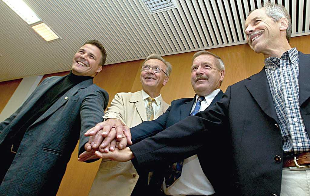Yksi palanen oululaista jalkapallohistoriaa tehtiin syksyllä 2002, jolloin Tervarien Tarmo Kouva (vas.), OPS:n Matti Heikkinen, OLS:n Seppo Rounaja ja OTP:n Lauri Malm löivät kättä päälle ja perustivat AC Oulun.