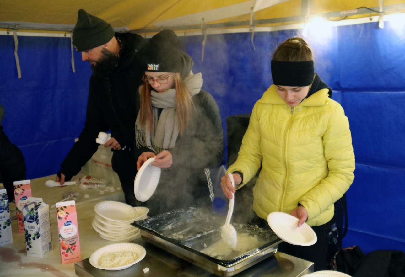 Vuosi sitten Ylihärmän Junkkarien C-tyttöjoukkueen valmentaja Jussi Mäki-Haapoja sekä pelaajat Janette Mäki-Haapoja ja Juliella Vimpari kauhoivat lautasille yrittäjäyhdistyksen tarjoamaa puuroa. Lentopalloilijat huolehtivat ruoan jakamisesta myös ylihuomenna.