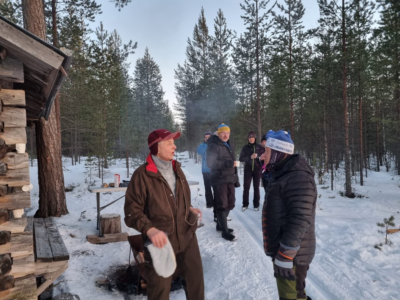 Pudasjärven Urheilijat järjesti kuutamohiihtotapahtuman viime perjantaina. Mustalammen saunan pihalla makkara paistui ja kahvi kuumeni.