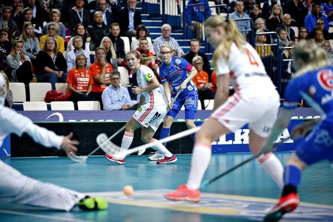 Classicin Nina Rantala syöttää pallon Eliisa Alangolle. IKSU:n Ellinor Berling ehtii kuitenkin väliin. Kuva: Tomi Kosonen