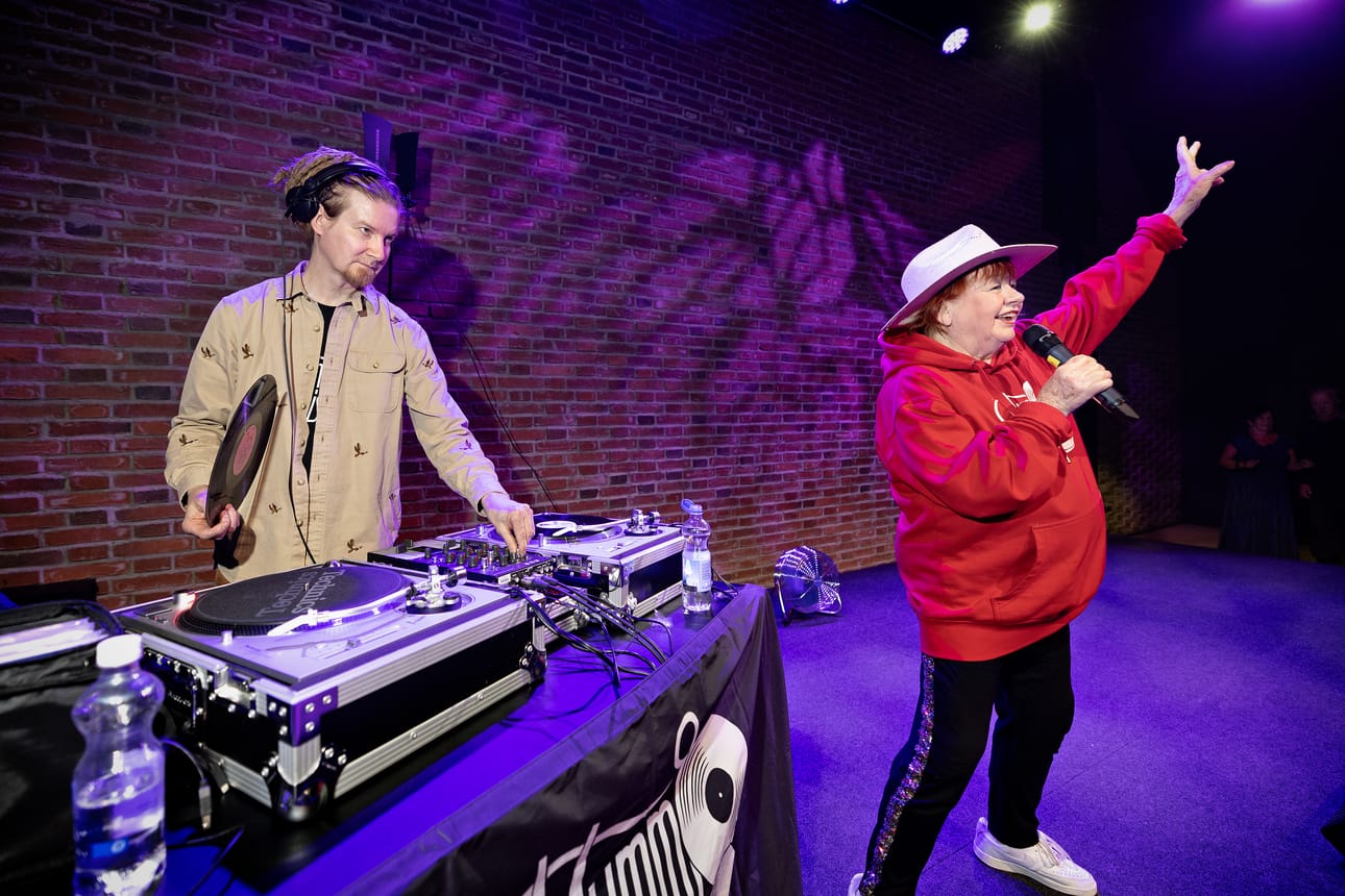Livemusiikin lisäksi Mummodiskossa tunnelmaa pitää yllä DJ Mikko Haapalainen ja juontaja Tuija Piepponen.