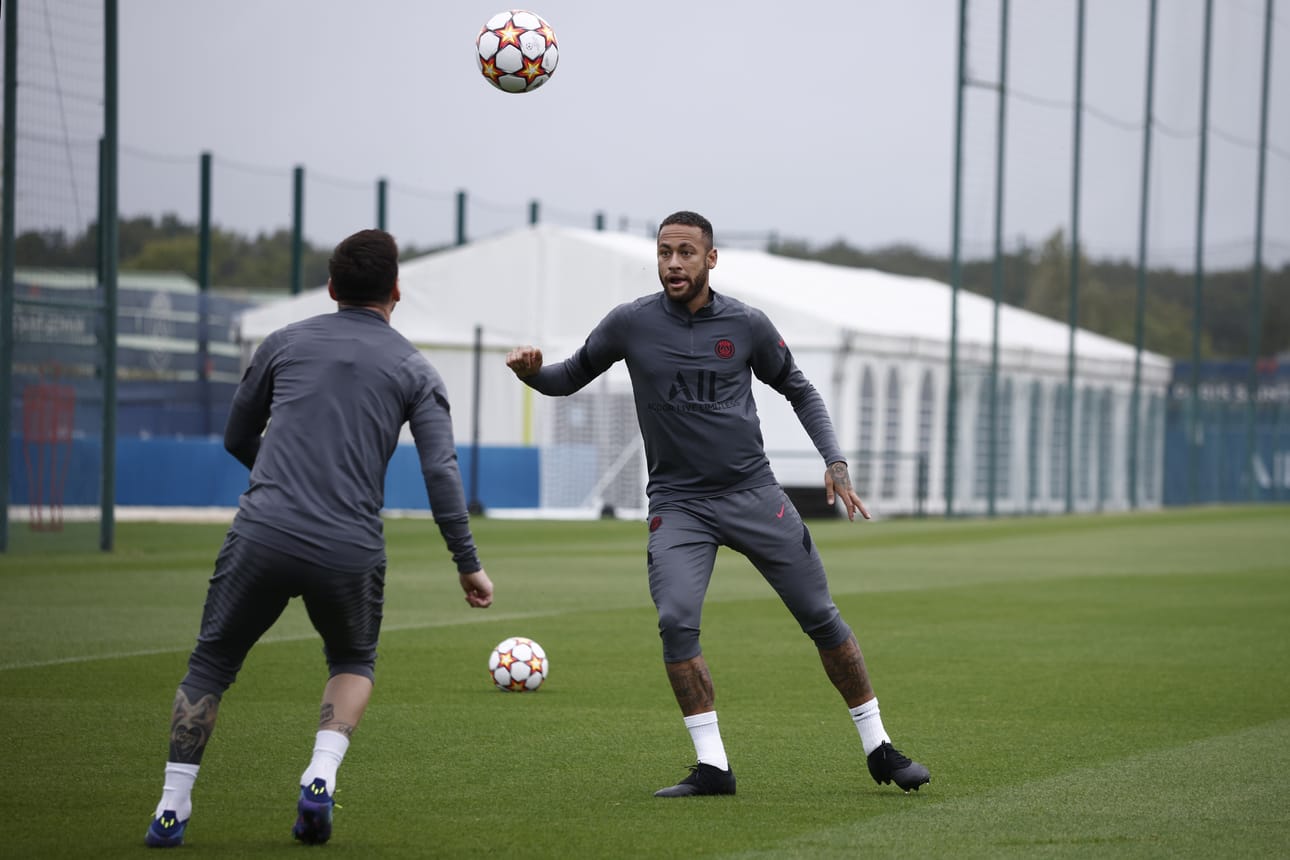Paris Saint Germainin nimimiehet Lionel Messi ja Neymar pallottelivat maanantain treeneissä.
