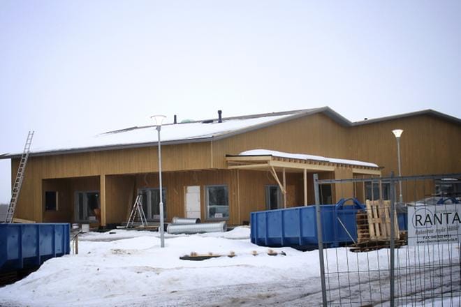 Kehitysvammaisten palveluasumisen yksikössä on kerrosalaa yli 600 neliömetriä. Uumeniinsa se kätkee muun muassa kaksi erillistä tukiasuntoa ja kahdeksan ryhmäasuntoa. Se sijaitsee aivan Alajärven rannassa ja huoneista aukeaa kaunis ikkunanäkymä järvelle. KUVAT: JOHANNA KATAJA
