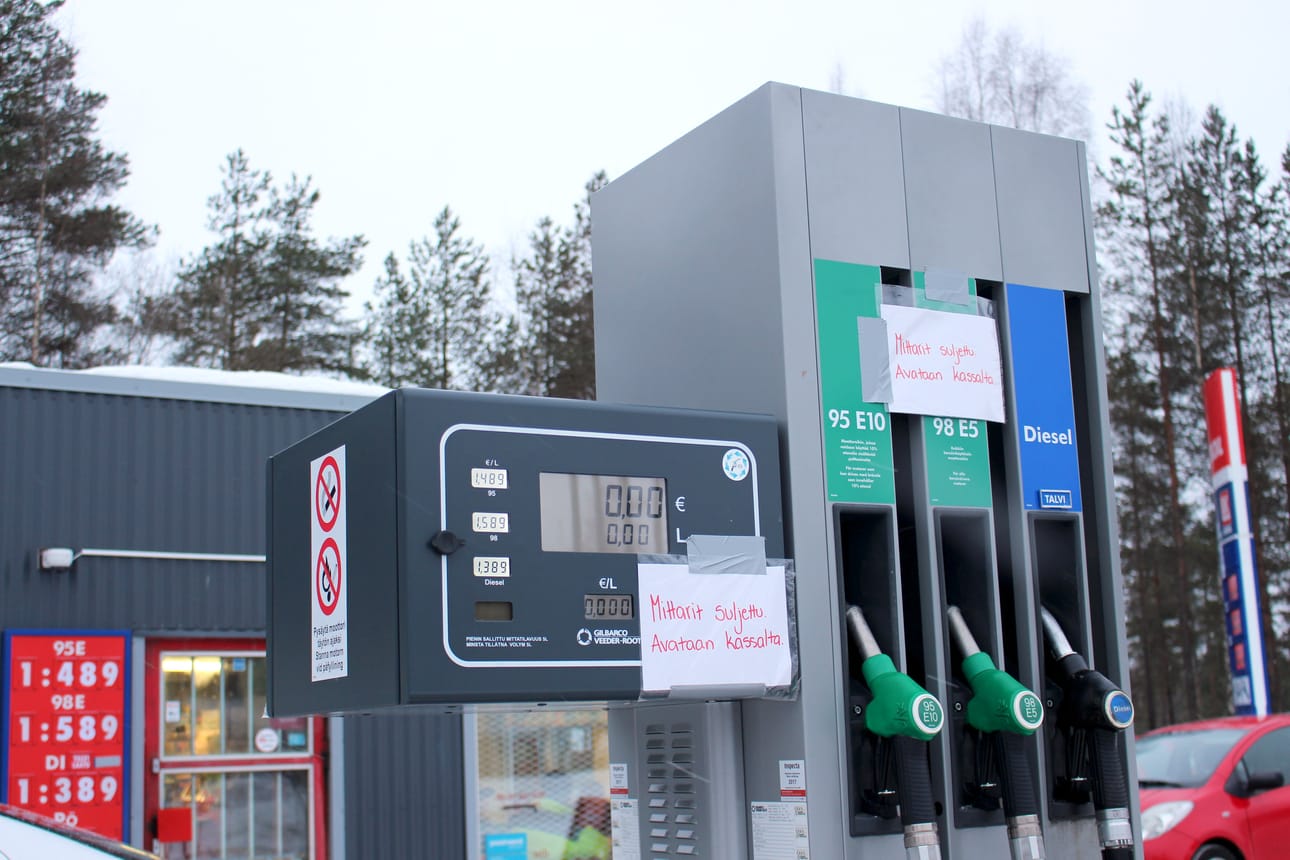 Polttoainevarkaat ovat heittäytyneet niin häijyiksi, että Ruukin Teboililta on haettu "juoksubensoja" jopa keskellä kirkasta päivää polkupyörän tarakalle sidottuun astiaan.