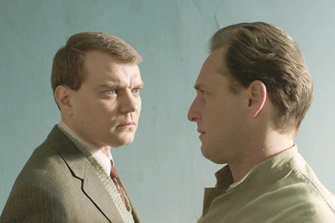 Kuka on kissa, kuka hiiri? Etsivä Olsen (Pilou Asbæk) ja vanki Schouw Nielsen (Josh Lucas).