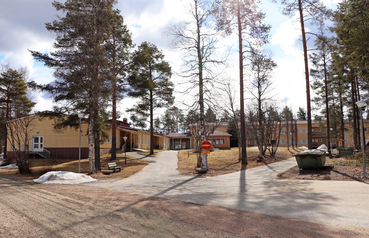 Vastaanottokeskus toimii Pudasjärvellä Törröntiellä kaupungin omistamassa kiinteistössä.