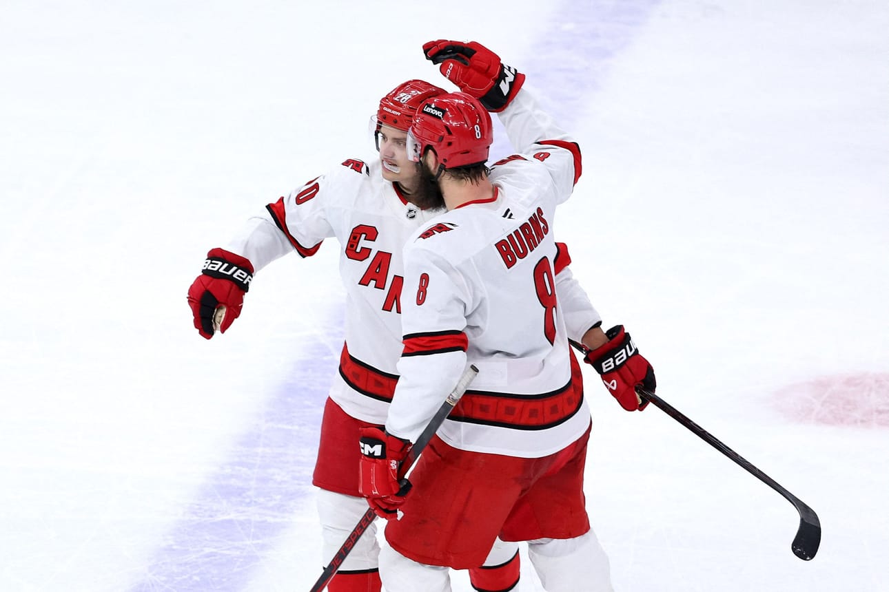 Sebastian Aho (vas.) teki pisteet 1+2 Columbusta vastaan. LEHTIKUVA/AFP