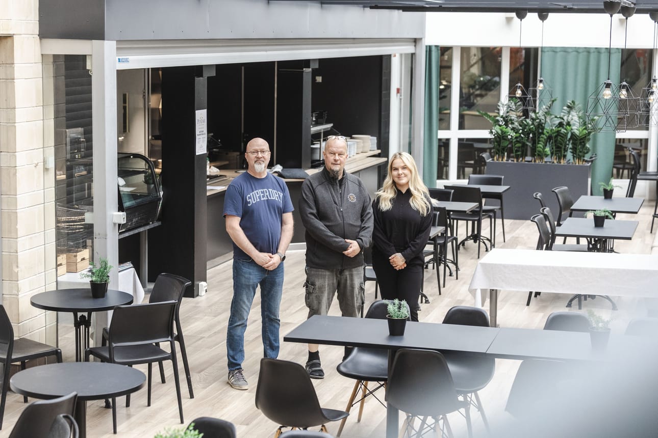 Puntarin keittiöpäällikkö Pasi Laitamäki, yrittäjä Antti Hyvärinen ja muun muassa asiakaspalvelusta vastaava Vilja-Maria Poola työskentelevät kiivaasti, että ravintola on avaamiskunnossa ensi maanantaihin mennessä.