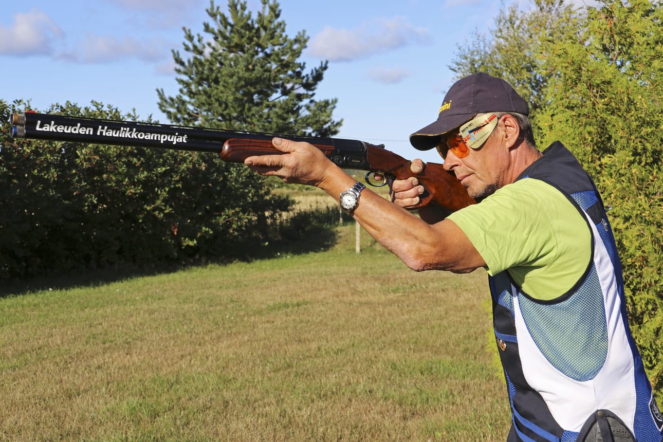 Skeet-ammunta vei Toivo Lylyn mennessään jo nuorella iällä. Paluu lajin pariin kävi jouhevasti, vaikka välillä olikin 17 vuoden tauko. Oman seuran logo kolmeilee Toivo Lylyn kisa-aseen piipussa.