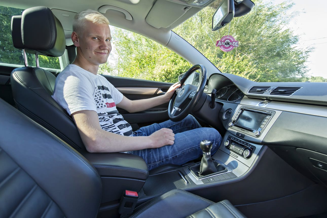 Esa-Matti Känkästä ei pelottanut hankkia omaa ensimmäistä autoa Suomen rajojen ulkopuolelta. Ruotsista tuotu Volkswagen kulkee biokaasulla.