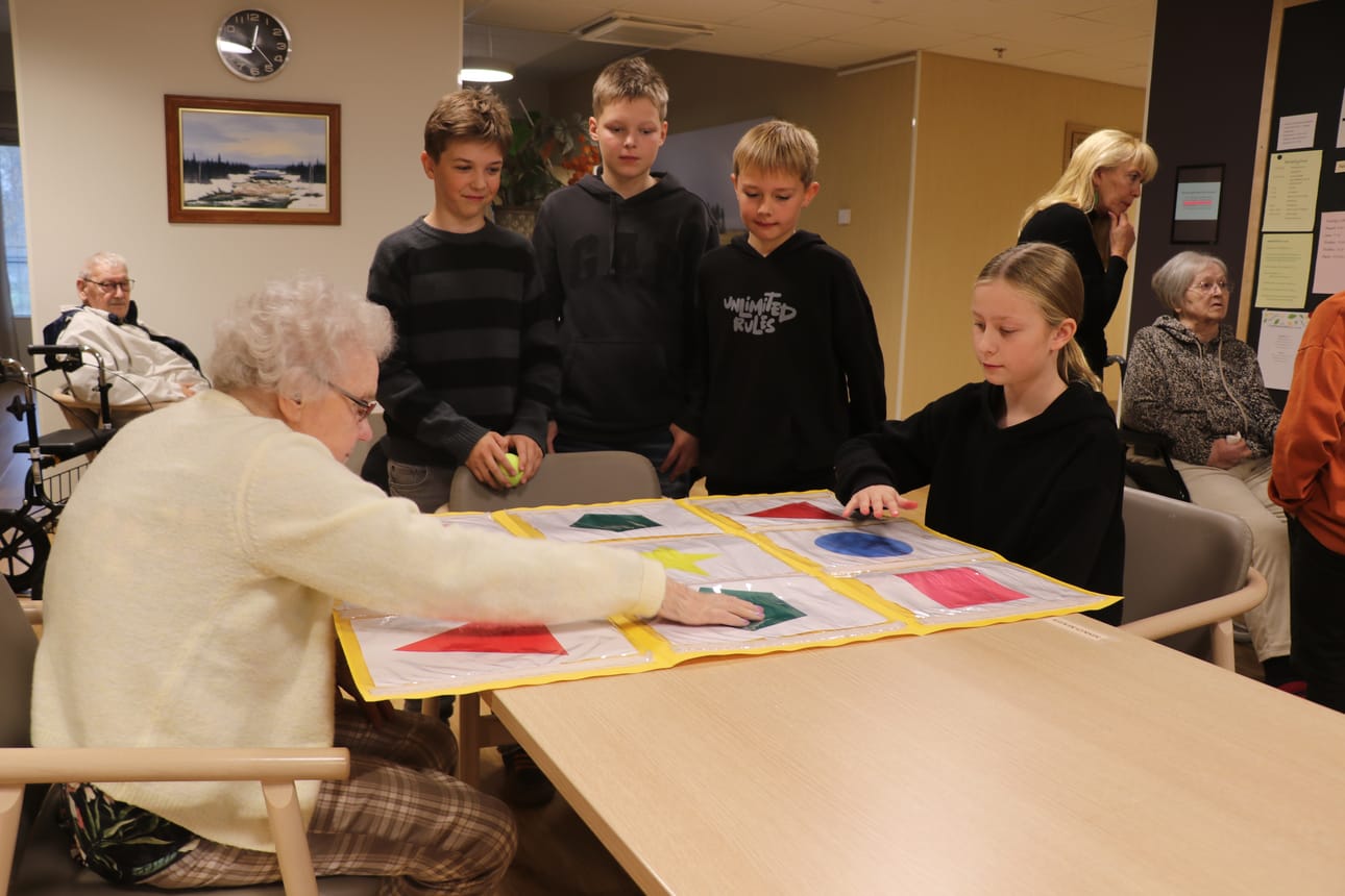 Marketta Höri sai muistia ja liikettä yhdistävään peliin kaverikseen Lyydia Kalmun. Pelin etenemistä seurasivat Eliel Kallio, Christofer Laumets ja Niilo Rintala, takana oik. opettaja Sari Salo.