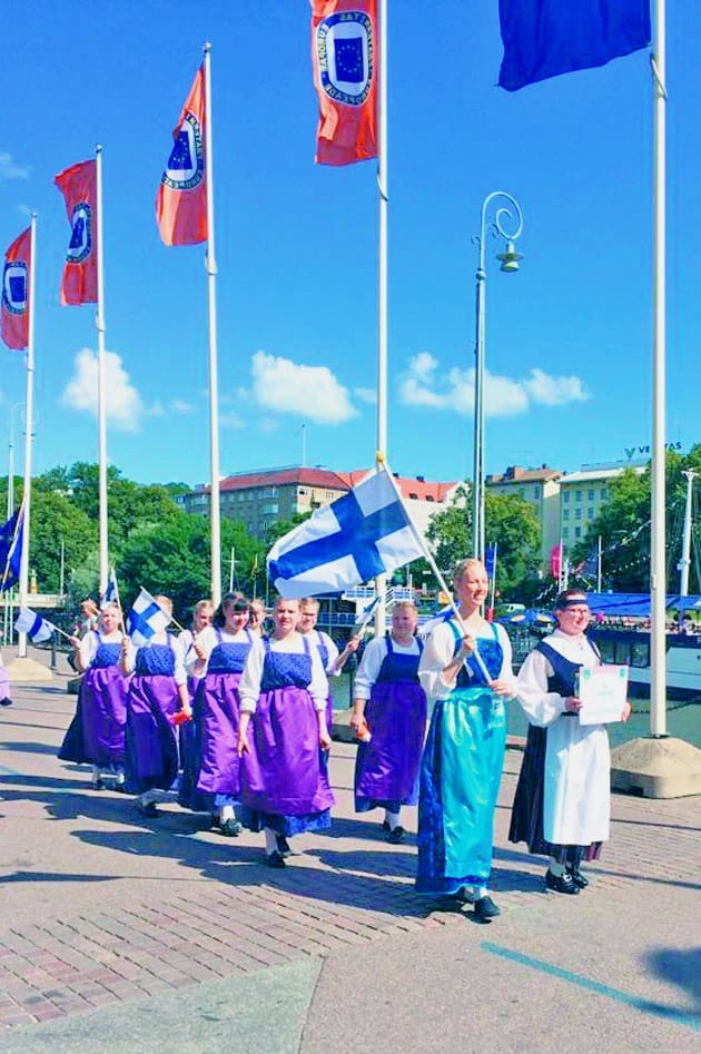 Kepposet kulkueessa Aurajoen rannalla.
