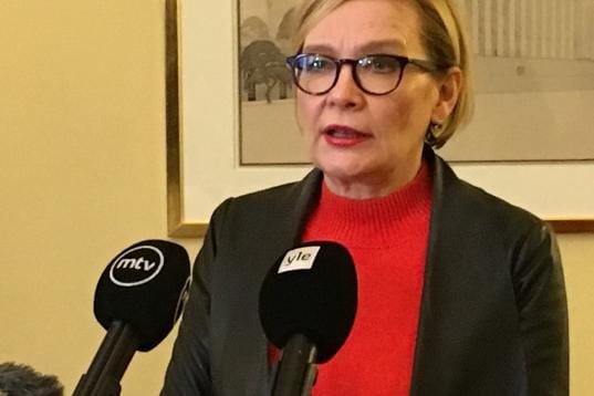 Puhemies Paula Risikko toivoo, ettei asiantuntijoiden epäilyjä lainvalmistelusta tarvitsisi somesta lukea, vaan ne kerrottaisiin suoraan.