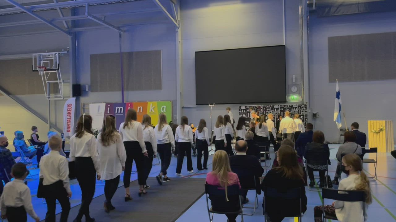 Näin upeasti alkoi Rantalakeuden 45-vuotisjuhlakonsertti – Murron nuorisokuoro, Oulunsalo Ensemble ja pianisti Antti Mikkonen esittävät Belle ja Sebastian -elokuvasta tutun kappaleen Lintu