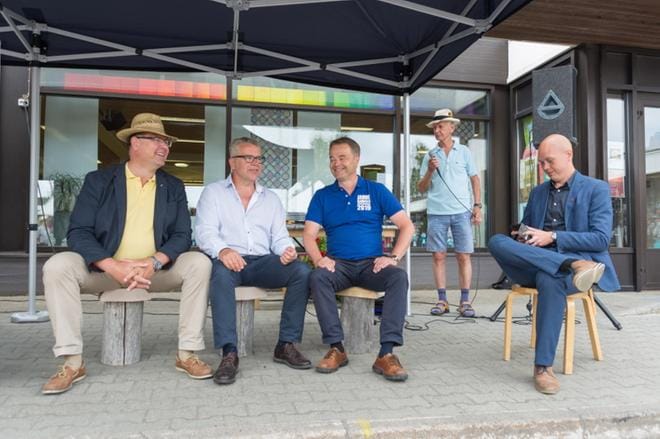 Kunnanjohtaja Juha Viitasaaren (oik.) vetämässä paneelissa olivat mukana kansanedustajat Reijo Hongisto (sin.) ja Peter Östman (kd.) sekä kokoomusvaikuttaja Janne Sankelo. Mikrofonin keskustelijoille toi markkinaisäntä Pekka Päivärinta. KUVA: AARRE LÖYTÖMÄKI