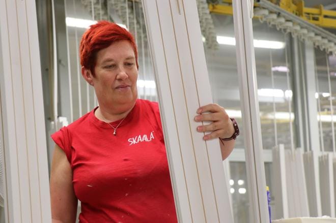 Kauhavalainen Jaana Perttula varmistaa, että Skaala-tuotteiden pintakäsittelyjälki on aina huippuluokkaa. Ikkuna- ja ovivalmistaja Skaalan alkuvuosi on sujunut hyvin koronatilanteesta huolimatta.