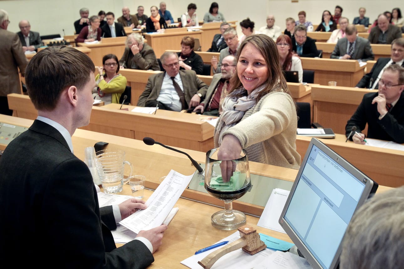 Edellinen kaupunginjohtajanvalinta kiinnosti yleisöä suuresti sekä paikan päällä valtuuston kokouksessa että livelähetyksen äärellä. Kuvassa äänestysvuorossa oli vihreiden valtuutettu Sari Hänninen (vihr.).