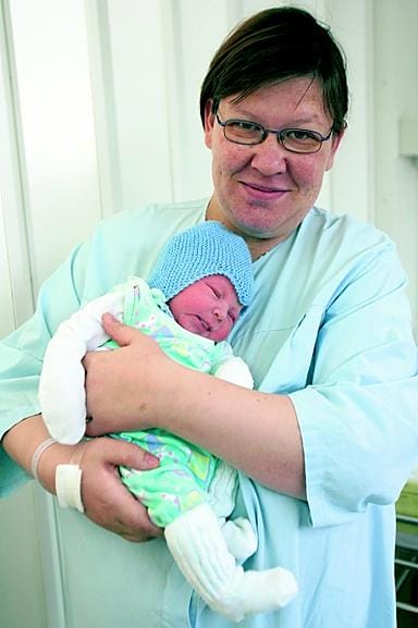 Ennätyspoika. Äiti Kaarina Korva esitteli torstaina ylpeänä hänelle ensimmäistä mutta Oysille 4 000:ttä vauvaa tänä vuonna.