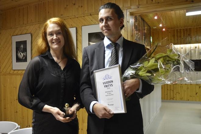Jurvan vuoden 2019 yrityksenä palkittiin Liisa ja Ari Alhon Alhofarmi Oy. KUVA: JAANA ALA-LAHTI