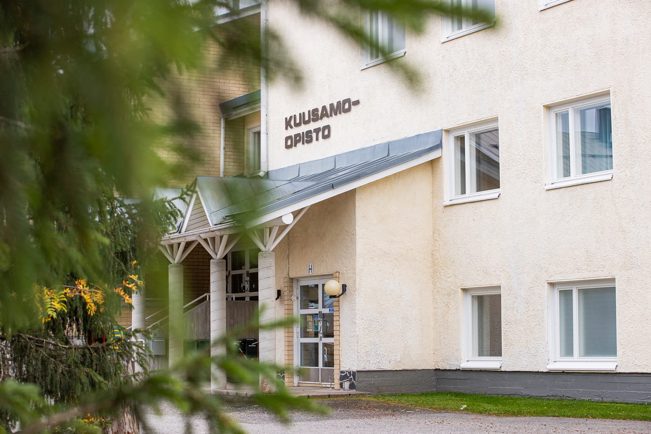Osana Kuusamo-opiston ja KSAK Oy:n toimintojen yhdistämistä kaupunki ostaa opiston koulutuskiinteistöt opiston kannatusyhdistykseltä. Kuva on lokakuulta 2023.