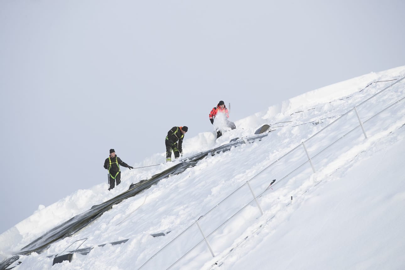 Ouluhallin kattoa tyhjennettiin lumesta helmikuun alussa.