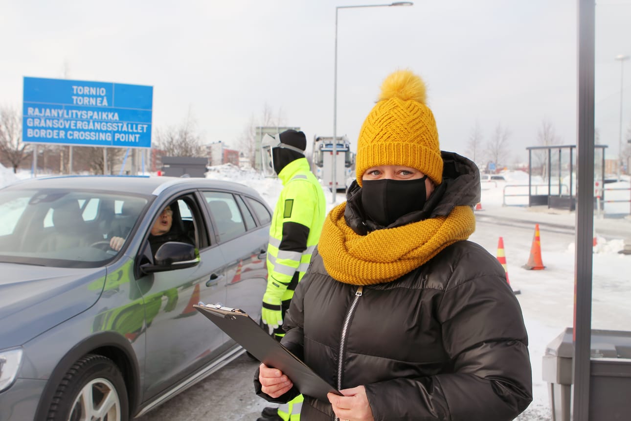 Torniolainen Mari Doktare-Kvist on vuoden kulkenut poikkeuksellisten rajajärjestelyjen aikana Haaparannalla töissä. Vaihtuvat ohjeet ovat välillä tuottaneet päänvaivaa ja koronatestissä hän on käynyt 12 kertaa.