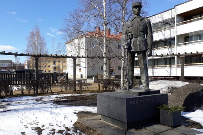 Museon sisäpihalla on kuvanveistäjä Pentti Papinahon tekemä valtakunnallinen Suojeluskuntalainen-patsas. Aita aukkoineen näkyy patsaan takana. KUVA: PIA HUNNAKKO