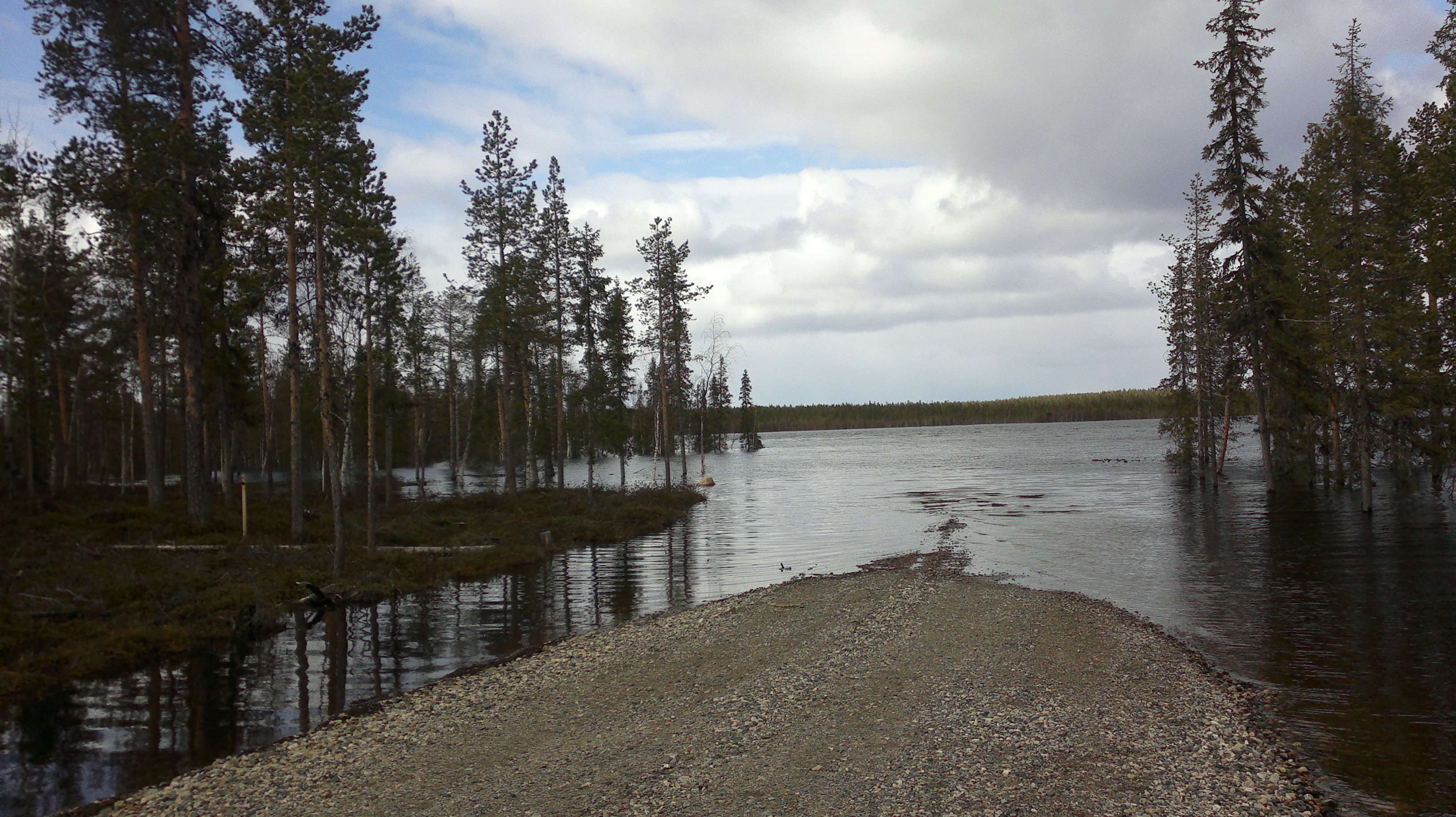 Vesi on peittänyt alleen uimarannan Levijärvellä. Kuvattu maanantaina.