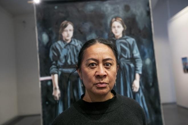 Lapualaisia esittävät maalaukset pysäyttivät uusiseelantilaisen Noa Campbellin. Hän toteutti performanssin maalausten inspiroimana. KUVA: JAAKKO ELENIUS.