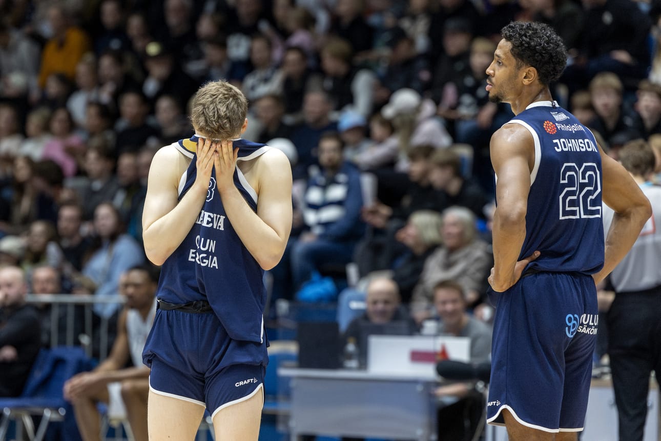 Viljami Valkaman ja Kyle Johnsonin elekieli kertoi paljon ACO Basketin tuskasta.