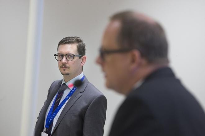Vaasan talousjohtaja Jari Karjalainen ja kaupunginjohtaja Tomas Häyry esittelivät tällä viikolla kaupungin viime vuoden tilinpäätöstä. KUVA: MINNA ANTILA