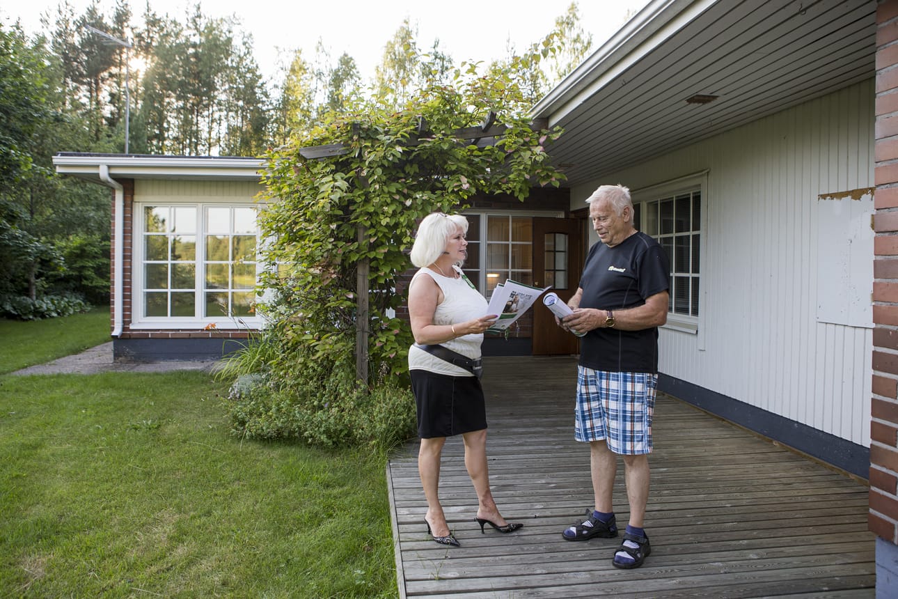 Kiinteistömaailman toimitusjohtaja Riitta Snellman esitteli Haukiputaalla sijaitsevaa omakotitaloa kiiminkiläiselle Ilkka Heikkiselle keskiviikkona.