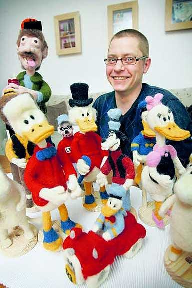 Kun Antti Pirttikoski saa huovutettua tarpeeksi Ankkalinnan väkeä, hän järjestää taiteestaan näyttelyn.