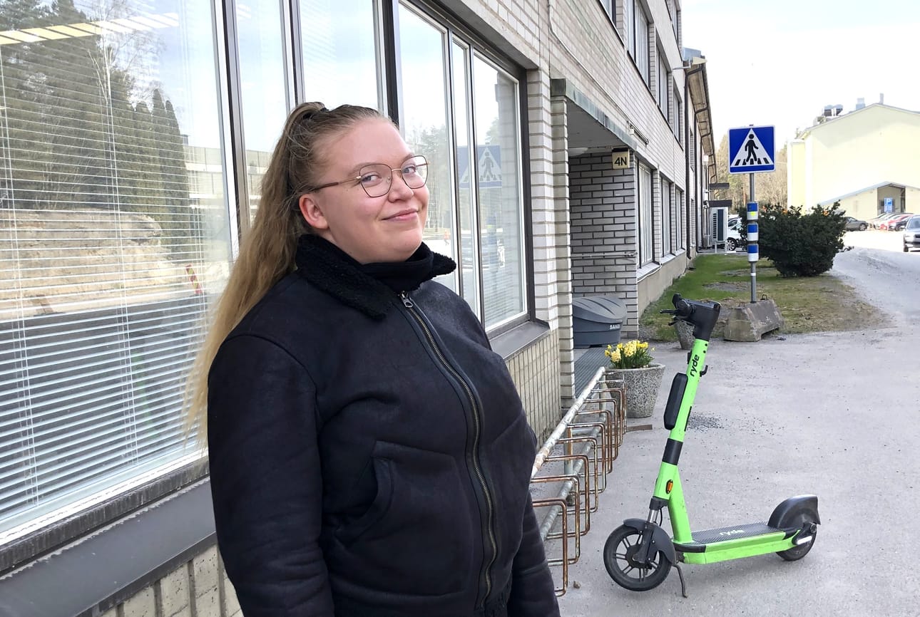 Elina Tonteri kertoo, että onnistumiset työssä ovat antaneet luottoa omiin kykyihin. Gradukin on tulossa, kunhan ehtii.