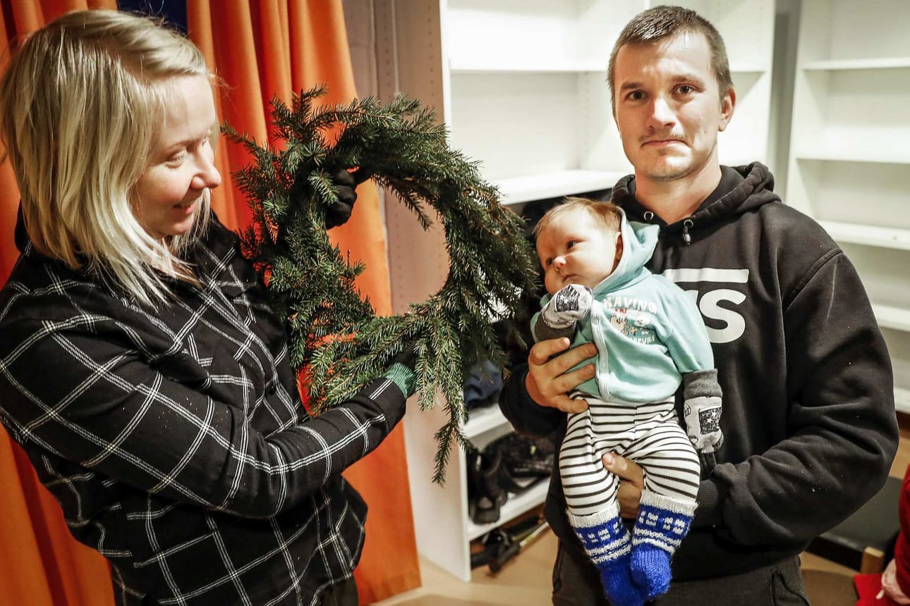 Koko perheen voimin. Meeri Tengström ja Tuomas Väänänen ottivat mukaan seppeletalkoisiin kahden kuukauden ikäisen tyttärensä Meten.