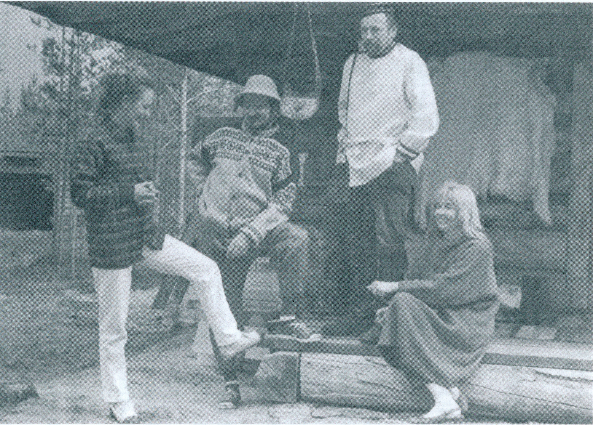 Vas. Aiju Hormia, Armo Hormia, Kaarlo Isotalo ja Tuula Isotalo. Kuva Kirjailijaliiton mökiltä. (Kuva Aijo von Schönemanin kokoelmat)