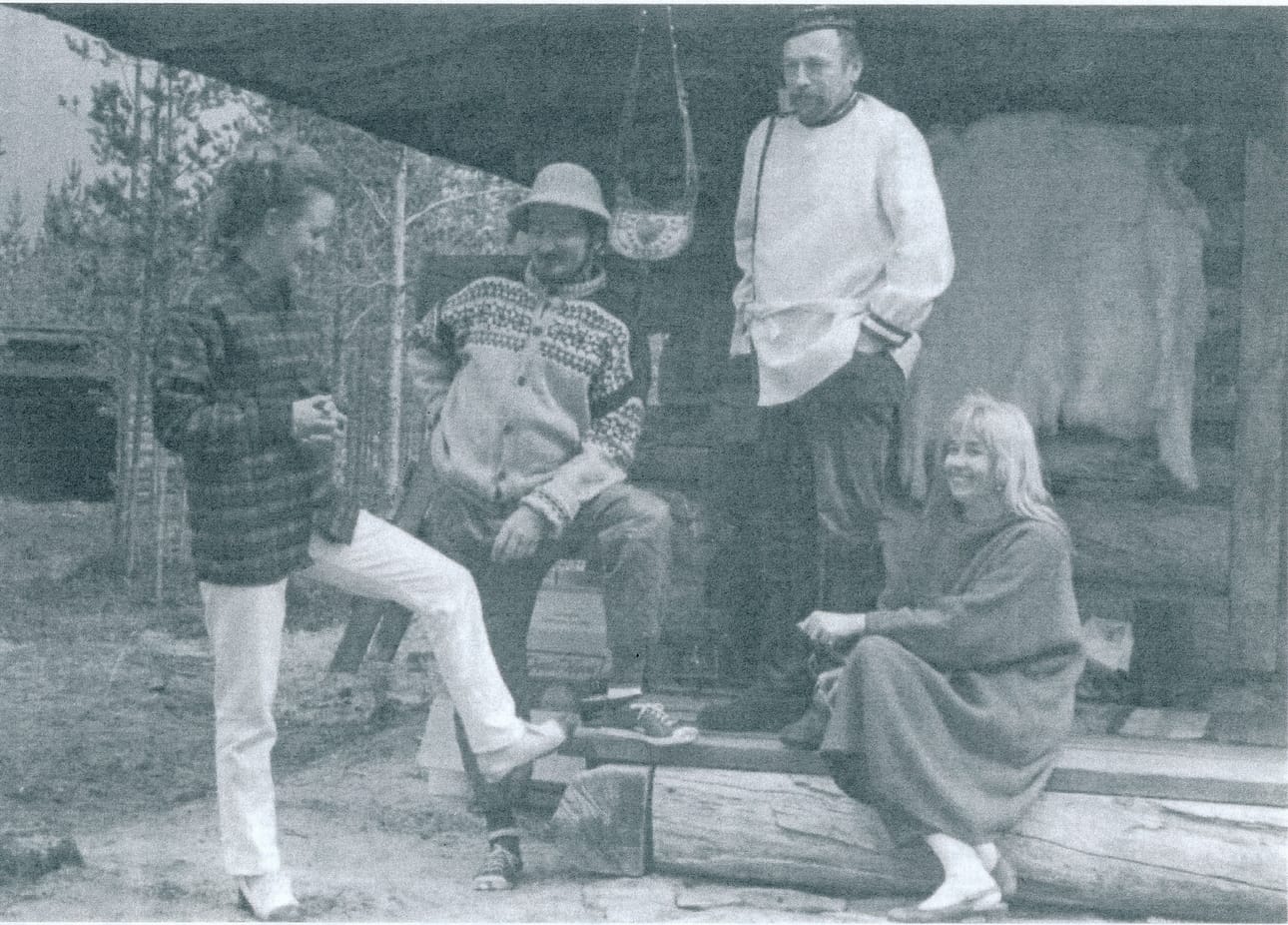 Vas. Aiju Hormia, Armo Hormia, Kaarlo Isotalo ja Tuula Isotalo. Kuva Kirjailijaliiton mökiltä. (Kuva Aijo von Schönemanin kokoelmat)