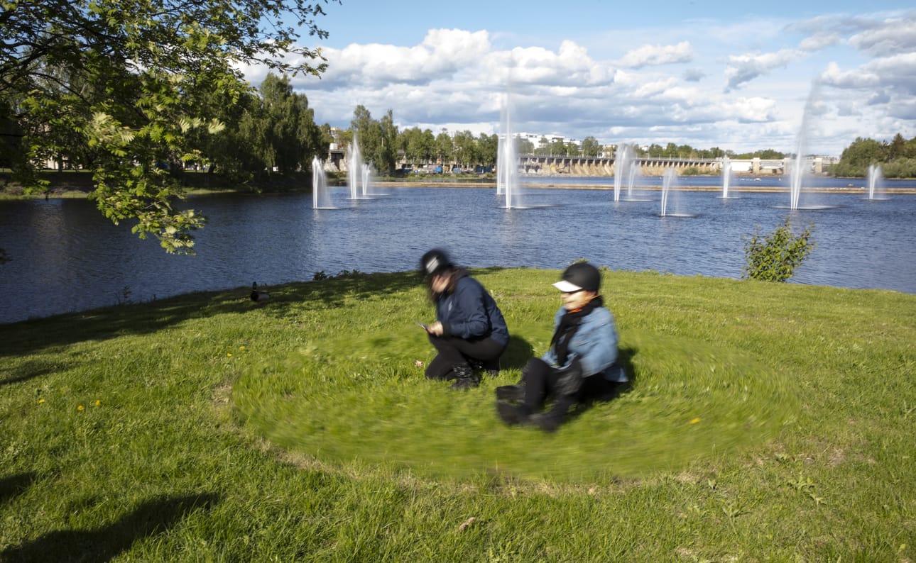 Maataidetta ja huvipuistolaitetta yhdistävä Lawn Centrifuge tarjoaa riemun hetkiä kaikenikäisille.