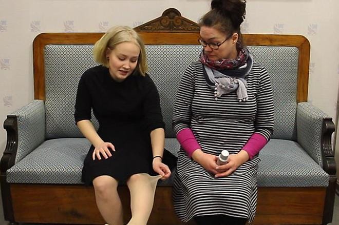 Testi-TV testaa erittäin tärkeitä asioita, kuten sukkahousujen istuvuuden parantamista hiuslakan avulla. Noora Laaksolla on liian suuret sukkahousut ja hame, joka kipinöi sähköä. Susanna Pajakko on valmis suihkimaan hiuslakkaa. Kuva: Noora Laakso