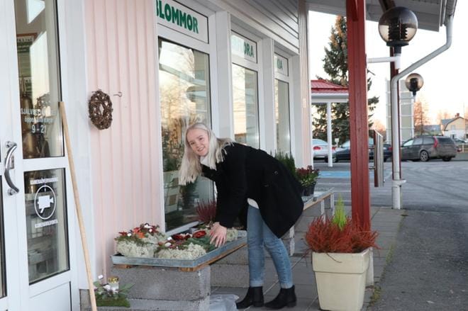 Fanny Hedström on pienestä pitäen pitänyt kukista. Niillä voi sanoa niin paljon, hän kertoo. KUVA: JARI JURKKA