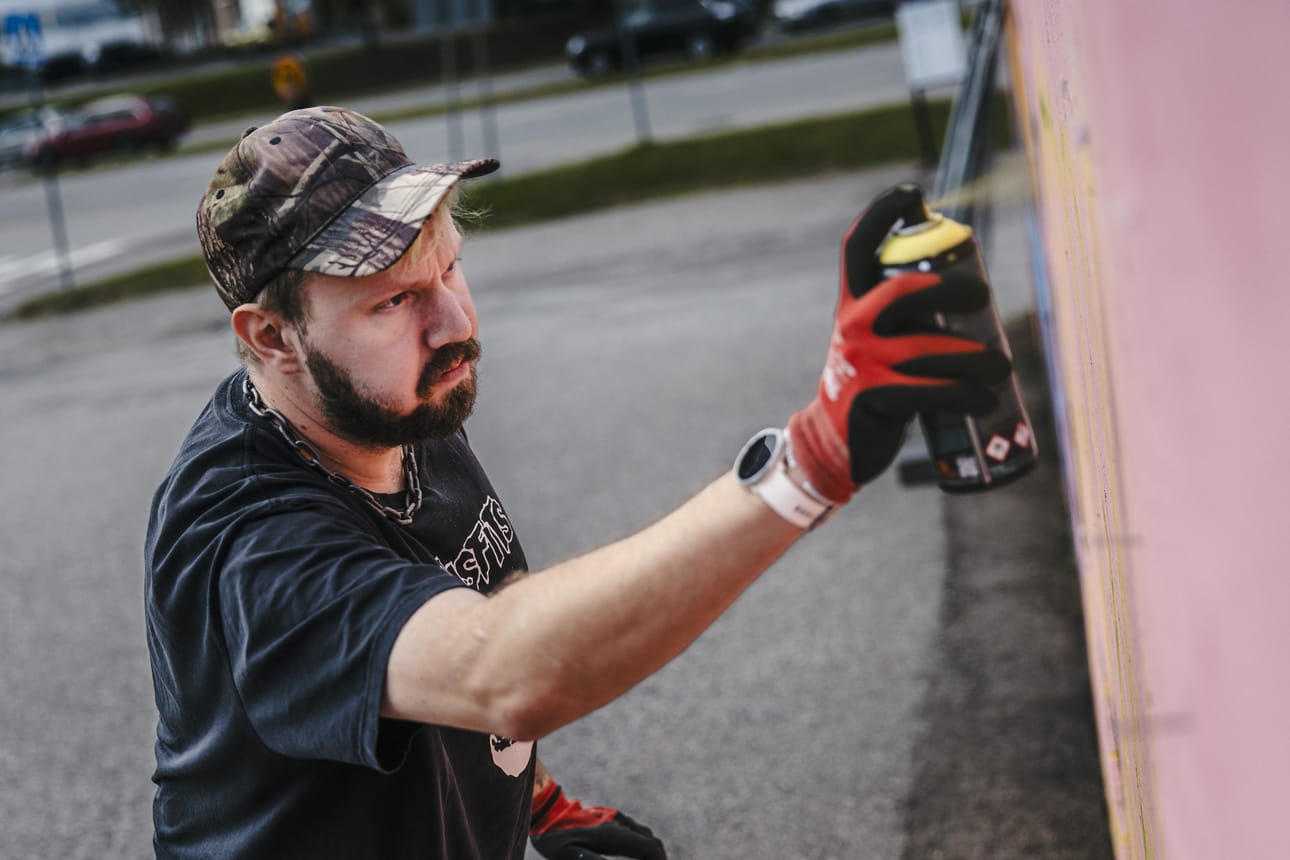 Tomi Rajala maalaa Café Snown graffitityöpajaa varten pystytettyyn seinään. Graffititaiteilua pääsee kokeilemaan Rovaniemellä myös nuorten toimintatalo Monden graffitikurssilla sekä katukulttuuriyhdistys Transcendentin tapahtumien ja työpajojen kautta.