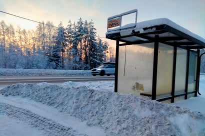 Auraamattomat bussipysäkit aiheuttavat vaikeuksia Oulussa – "Palautteen perusteella pysäkkien talvikunnossapidossa olisi parantamisen varaa"