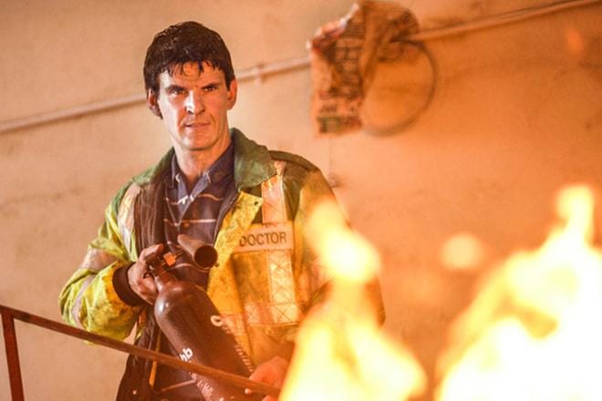 Ensihoitiyksikkö joutuu yllättäen keskelle tulipaloa. Keikalla on mukana myös lääkäri Adam Trueman (Tristan Gemill). KUVA: BBC/Yle Kuvapalvelu